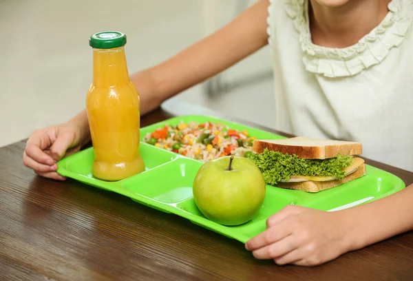 Bambino con cibo sano per il pranzo a scuola alla scrivania, primo piano — Foto Stock