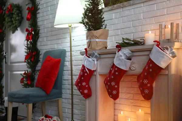 喜庆室内装饰壁炉上有礼物的红色圣诞长袜 — 图库照片