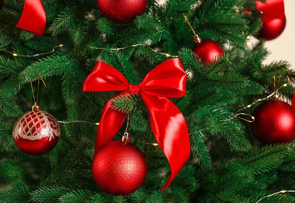 Όμορφο χριστουγεννιάτικο δέντρο με κόκκινες διακοσμήσεις, κοντινό πλάνο — Φωτογραφία Αρχείου