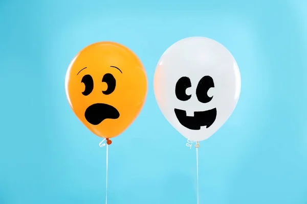 Bunte Luftballons für die Halloween-Party auf blauem Hintergrund — Stockfoto