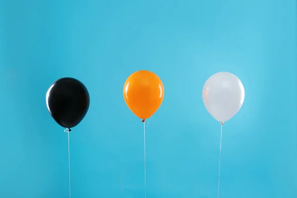 Palloncini colorati su sfondo blu. Festa di Halloween — Foto Stock