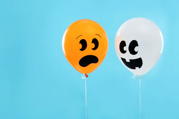 Bunte Luftballons für die Halloween-Party auf blauem Hintergrund, Platz für Text — Stockfoto