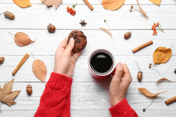 Vrouw met kopje warme drank aan witte houten tafel, bovenaanzicht. Gezellige herfstsfeer — Stockfoto