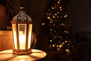 Masadaki dekoratif fener festival ışıklarına karşı. Şık bir Noel iç tasarımı