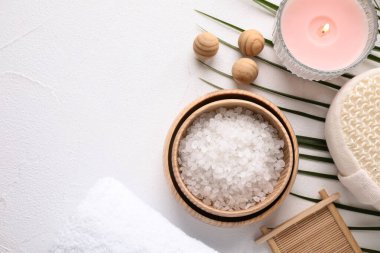 Düz bileşim, beyaz arkaplanda deniz tuzu, metin için boşluk. Spa tedavisi