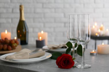 Kapalı mekanda yanan mumlarla romantik masa.