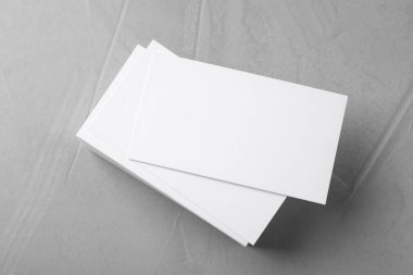 Gri taş masanın üstündeki boş çarşaflar. Tasarım için hazırlan