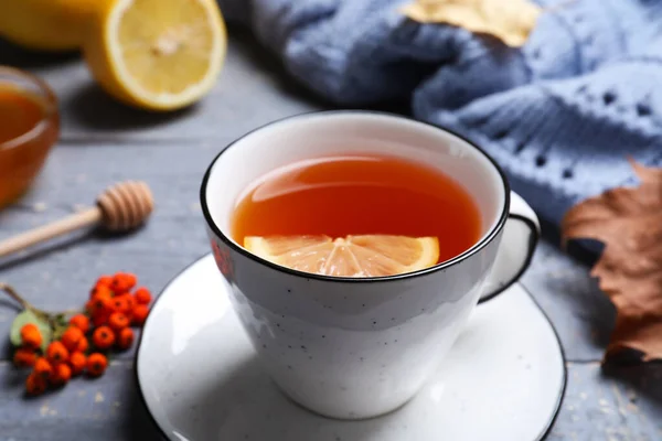 Copa de bebida caliente en la mesa de madera gris, primer plano. Ambiente acogedor otoño — Foto de Stock