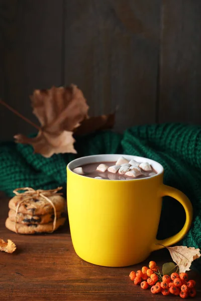 Heißgetränk und Strickpullover auf dem Holztisch. Gemütliche Herbststimmung — Stockfoto