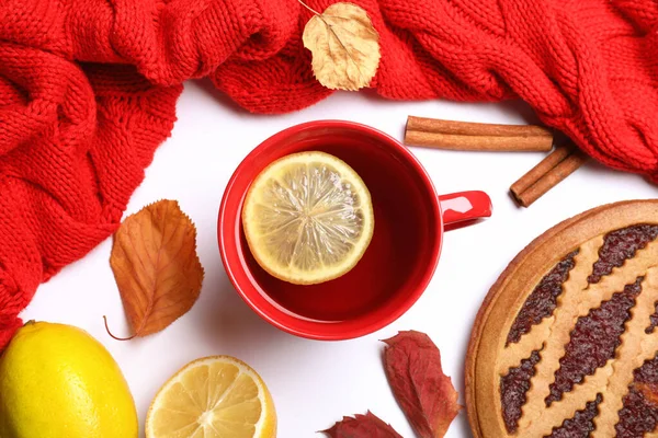 Composición con taza de bebida caliente sobre fondo blanco, vista superior. Ambiente acogedor otoño — Foto de Stock