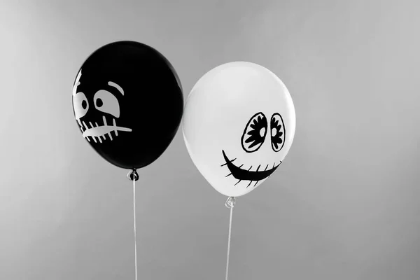 Palloncini spettrali per Halloween party su sfondo grigio chiaro — Foto Stock