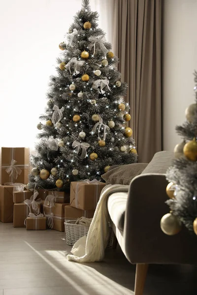 Stilvolles Weihnachtsinterieur mit schön geschmücktem Baum — Stockfoto
