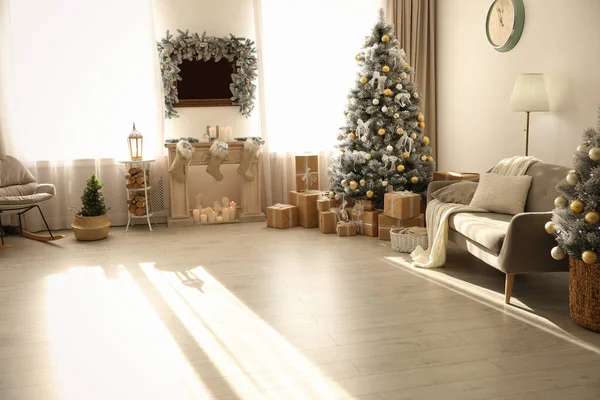 Elegante interior de Navidad con hermoso árbol decorado y chimenea — Foto de Stock