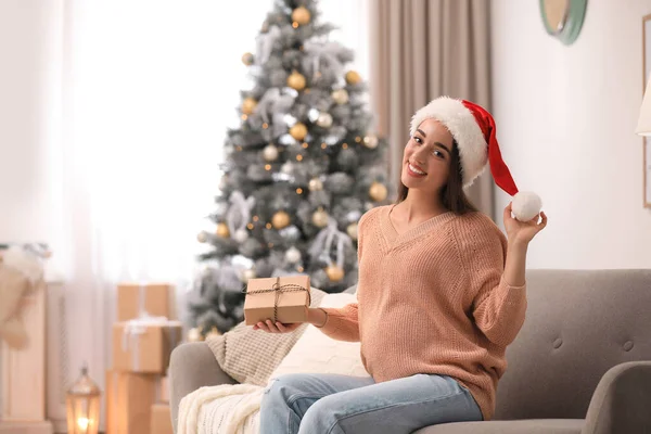 Щаслива вагітна жінка з різдвяною подарунковою коробкою вдома. Очікування дитини — стокове фото