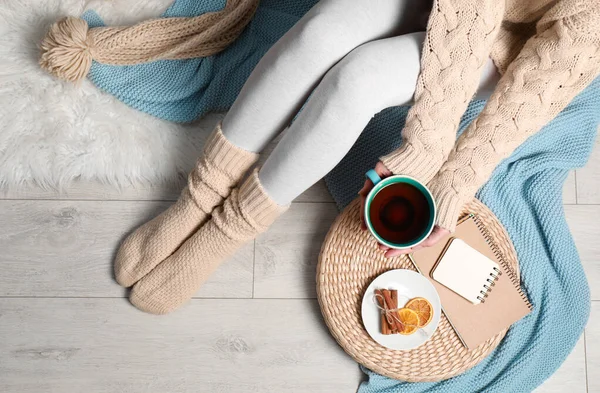 家の中の床に女性と熱い冬の飲み物のカップ、トップビュー — ストック写真