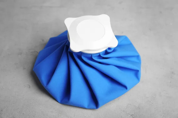 Una bolsa de hielo sobre una mesa de piedra. Compresa fría — Foto de Stock