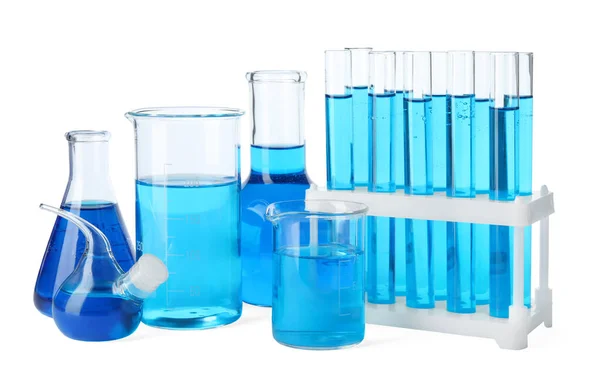 Glaswerk voor laboratoria met blauwe vloeistoffen geïsoleerd op wit — Stockfoto