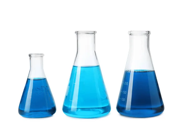 实验室用的玻璃器皿，蓝色液体与白色隔离 — 图库照片