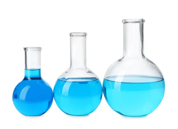 Vetreria da laboratorio con liquidi blu isolati su bianco — Foto Stock