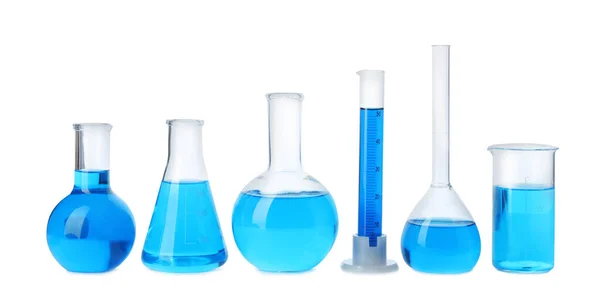 Objectos de vidro de laboratório com líquidos azuis isolados a branco — Fotografia de Stock