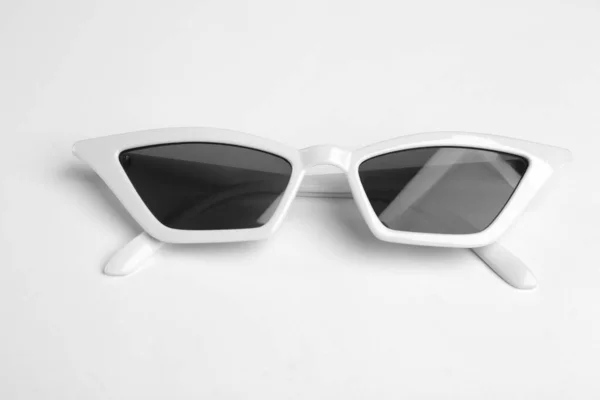 Óculos de sol elegantes no fundo branco. Acessório na moda — Fotografia de Stock