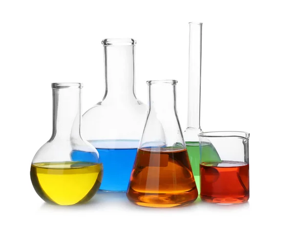 Artículos de vidrio de laboratorio con líquidos de color sobre fondo blanco —  Fotos de Stock