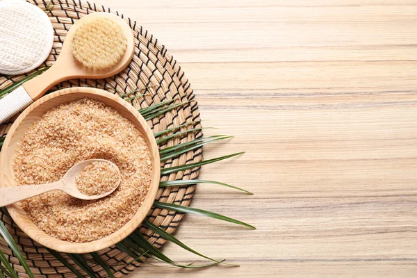 Salt and supplies for spa scrubbing procedure on wooden background, top view — Stock Photo, Image