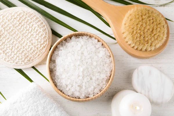 Sal marinho branco e suprimentos para o procedimento de limpeza de spa na mesa de madeira, flat lay — Fotografia de Stock