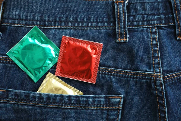 Detailní pohled na džíny s kondomy v kapse. Bezpečný sexuální koncept — Stock fotografie