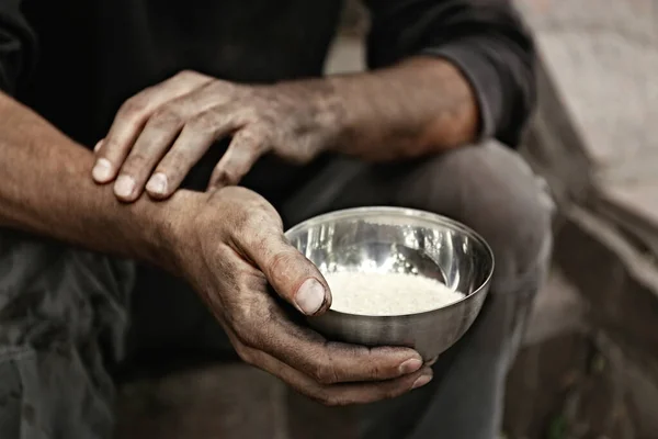 Gelandangan miskin dengan semangkuk beras di luar ruangan, close-up — Stok Foto