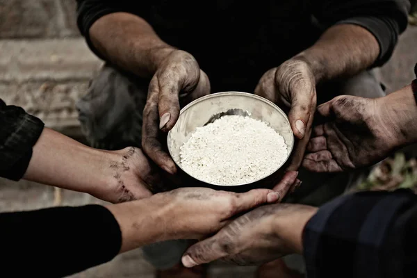 Gelandangan miskin dengan semangkuk beras di luar ruangan, menutup — Stok Foto