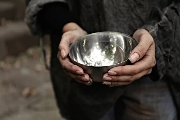 Poor homeless woman with empty bowl outdoors, closeup — Stock Photo, Image