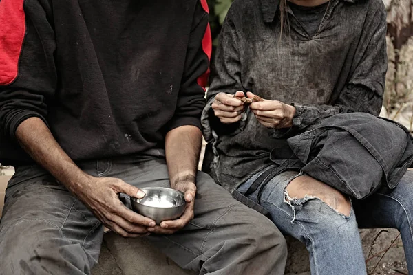 Poor homeless people sharing piece of bread outdoors, closeup — Stock Photo, Image