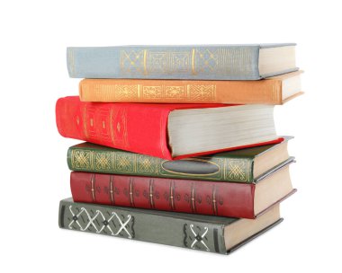 Beyaz arkaplan üzerine ciltli kitap yığını