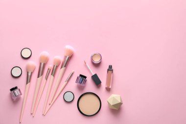 Pembe arka plan üzerinde makyaj fırçaları ile düz yatıyordu kompozisyon. Metin için alan
