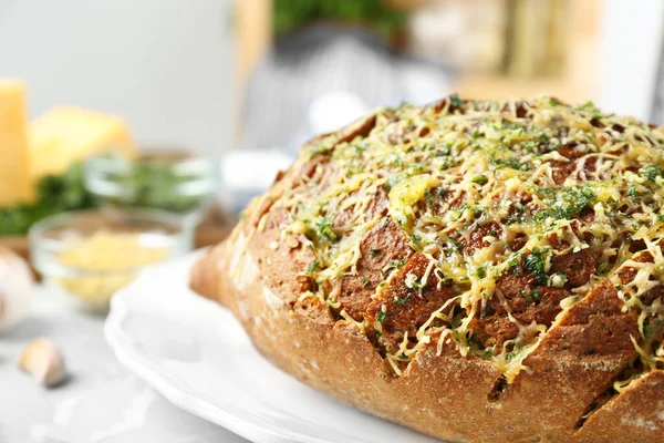 Pão de alho caseiro saboroso com queijo e ervas na mesa cinza, close-up. Espaço para texto — Fotografia de Stock