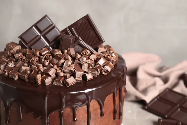 Φρεσκοφτιαγμένο νόστιμο κέικ σοκολάτας σε γκρι φόντο, closeup — Φωτογραφία Αρχείου