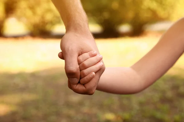 Küçük çocuk ve baba dışarıda el ele tutuşuyor, yakınlaşıyorlar. Aile hafta sonu — Stok fotoğraf