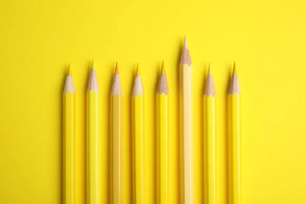 Composição de leigos planos com lápis de cor no fundo amarelo — Fotografia de Stock