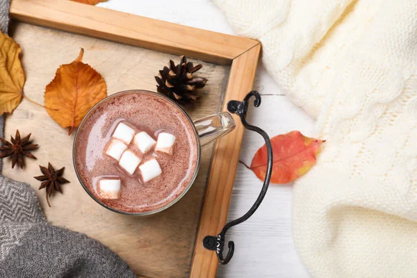 Flache Liegekomposition mit Tasse Heißgetränk auf weißem Holztisch. Gemütliche Herbststimmung — Stockfoto