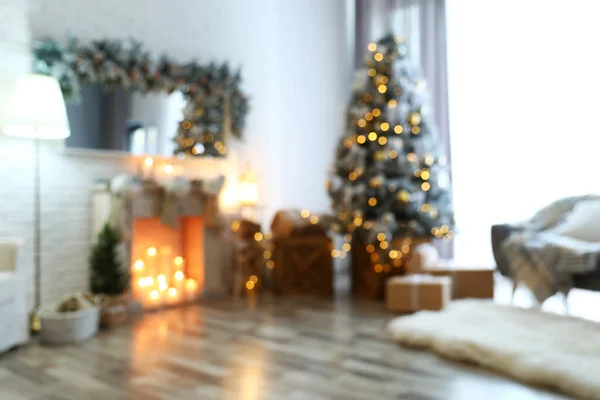 Vista desfocada do interior elegante com árvore de Natal decorada e lareira — Fotografia de Stock