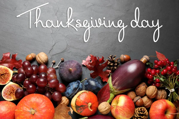 Composición plana con verduras y frutas de otoño sobre una mesa gris. Feliz Día de Acción de Gracias —  Fotos de Stock