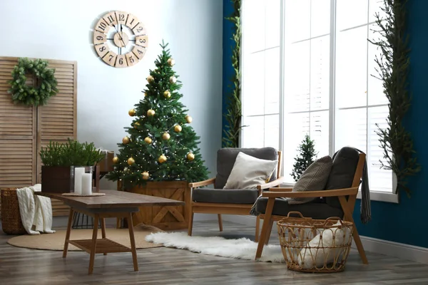 Prachtig interieur met versierde kerstboom in woonkamer — Stockfoto