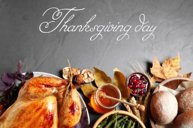 Düz kompozisyon ve lezzetli kavrulmuş hindi gri masada. Şükran günün kutlu olsun.