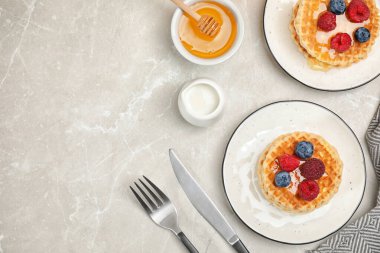 Waffle, bal ve böğürtlenli nefis kahvaltı. Metin için boşluk
