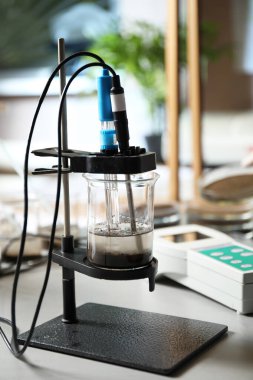 Masadaki toprağın asitliğini ve ph 'sini ölçüyorum. Laboratuvar analizi