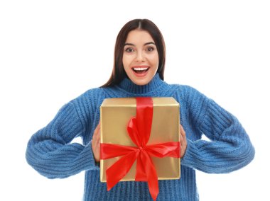 Beyaz arka planda Noel hediyesi olan mutlu genç bir kadın.
