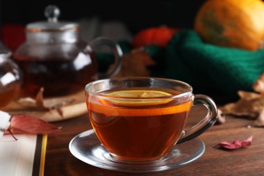 Tahta masada bir fincan sıcak içecek. Sıcak sonbahar atmosferi