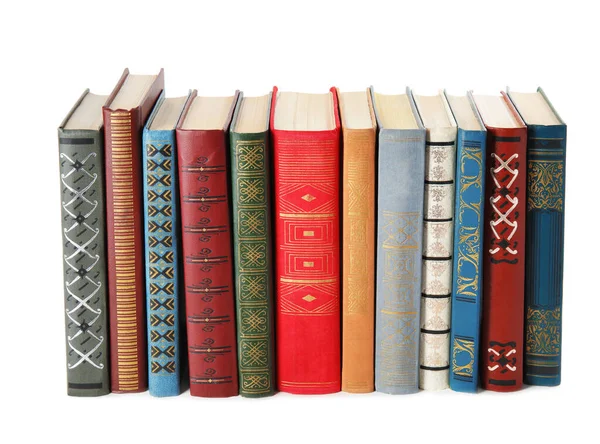 Beyaz arkaplan üzerine ciltli kitap yığını