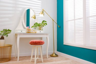 Şık oda iç ayna ile soyunma masası